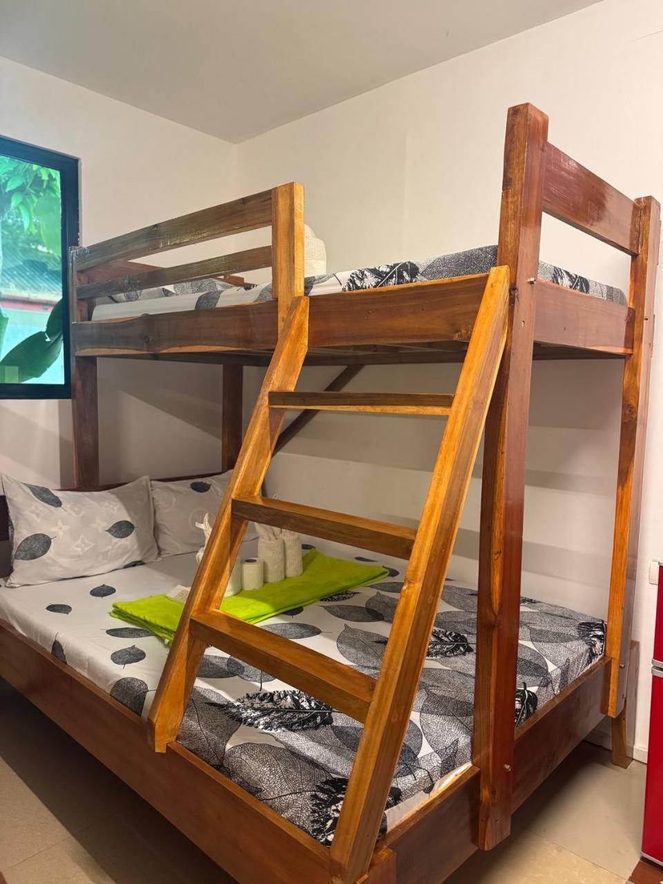 Aquaholik Traveler'S Lodge 爱妮岛 外观 照片