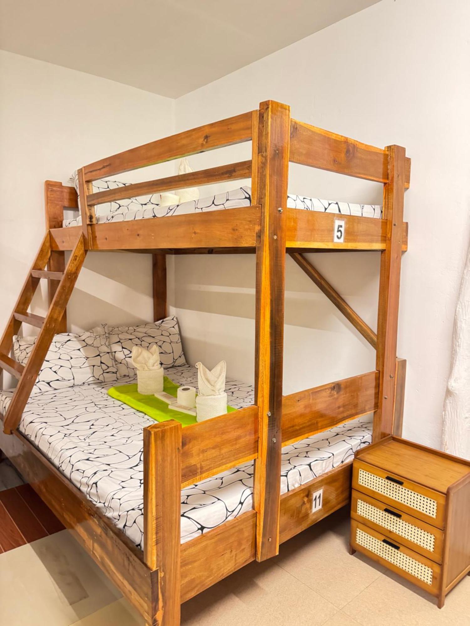 Aquaholik Traveler'S Lodge 爱妮岛 外观 照片