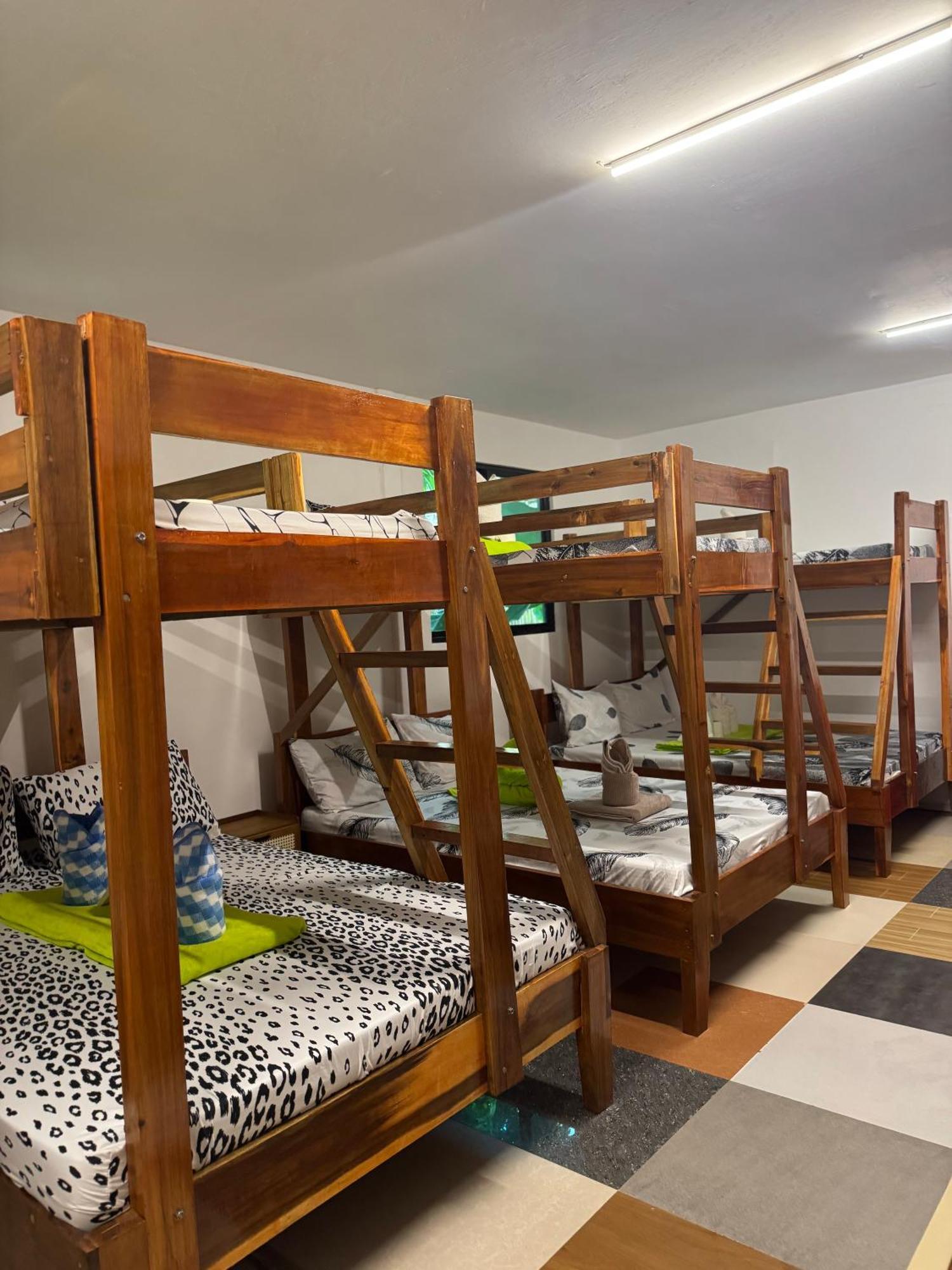 Aquaholik Traveler'S Lodge 爱妮岛 外观 照片